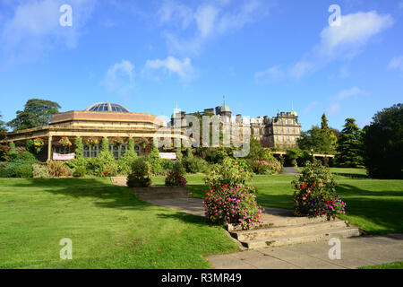 Pavillion en el parque de los jardines del valle de Harrogate Yorkshire, Reino Unido