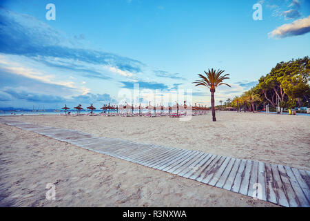 Amplio ángulo de visión de una playa vacía al amanecer, la imagen en tonos de color, Mallorca, España. Foto de stock