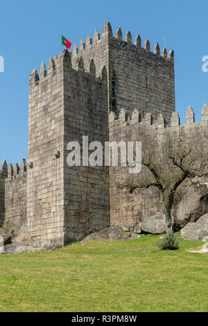 Castillo medieval en la ciudad de Guimaraes, la región Norte de Portugal. Foto de stock