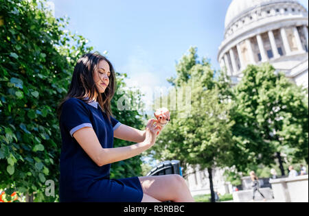 Reino Unido, Londres, joven con su smartwatch, cerca de la Catedral de San Pablo