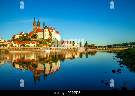 Alemania, Meissen, vistas al castillo Albrechtsburg iluminado con el río Elba en primer plano Foto de stock