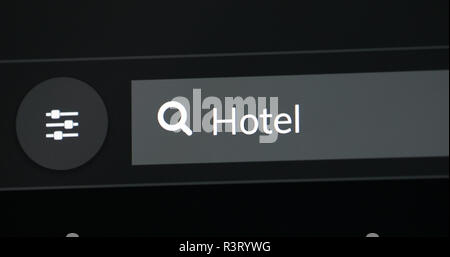 Hotel La palabra escrita en la barra de búsqueda. Vista de cerca de un monitor de ordenador pantalla Foto de stock