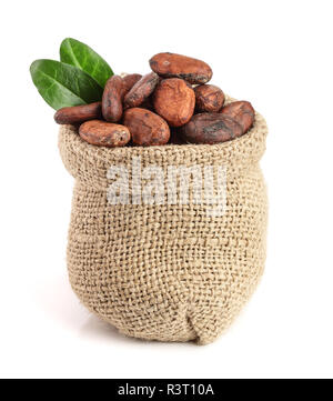 Granos de cacao en la bolsa con hojas aisladas sobre fondo blanco. Foto de stock
