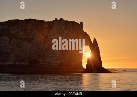 Francia, Normandía, Cote d'Albatre, rock coast de Etretat al atardecer