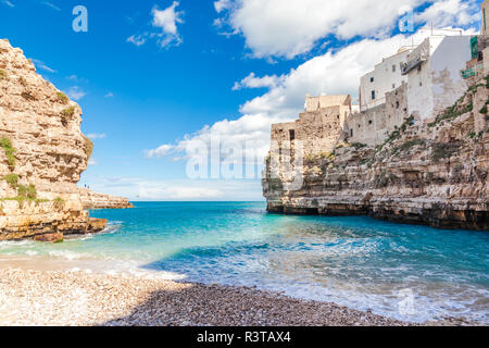 Italia, Apulia, Polognano a Mare, vista desde la bahía hasta el horizonte