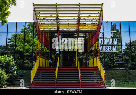 La colorida fachada del Museo de Arte Diseño Atomium en Laeken, Bruselas, Bélgica Foto de stock