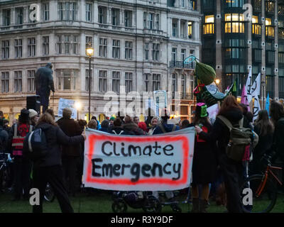 Londres, Reino Unido. El 24 de noviembre de 2018. Los manifestantes cambio Climático Volver a la Plaza del Parlamento después de un largo día de protestas, para escuchar los discursos, cantando canciones. Crédito: Joe Kuis / Alamy Live News