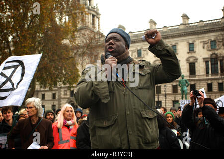 Londres, Reino Unido. El 24 de noviembre de 2018. Extinción rebelión Activistas marchan a través de Londres: Rupert Rivett Crédito/Alamy Live News