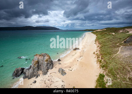 Playa de arena y acantilados en Cape Balnakeil, Durness, Caithness, Sutherland y Easter Ross, Scotland, Reino Unido Foto de stock