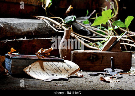 Antiguo banco de carpintero carpintero herramientas de trabajo oficio  Fotografía de stock - Alamy