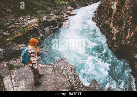 Mujer de viaje vacaciones de senderismo Actividades al aire libre Vida sana aventura explorando River Canyon en Suecia Foto de stock