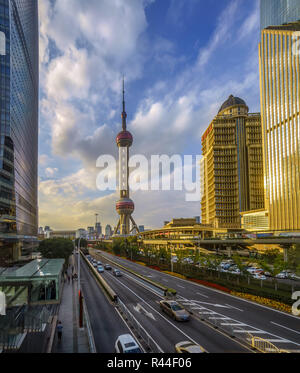Radio y televisión Oriental Pearl Tower rascacielos paisaje urbano de Shanghai, China.