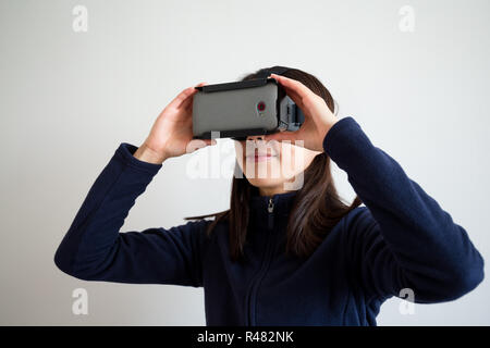 Mujer joven el uso del dispositivo de VR