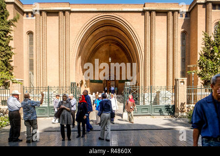Teherán, Irán. Octubre 23, 2016 : La entrada del Museo Nacional de Irán. Foto de stock
