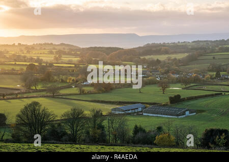 Vistas Monmouthshire campo hacia las montañas Negras más allá, al sur de Gales. Foto de stock