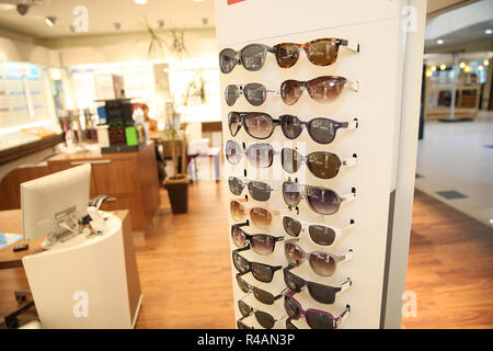 general la tienda de óptica con display de gafas de sol Fotografía de stock - Alamy