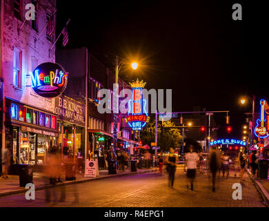 Memphis, Tennessee, Beale Street EE.UU., luces de neón por la noche Foto de stock