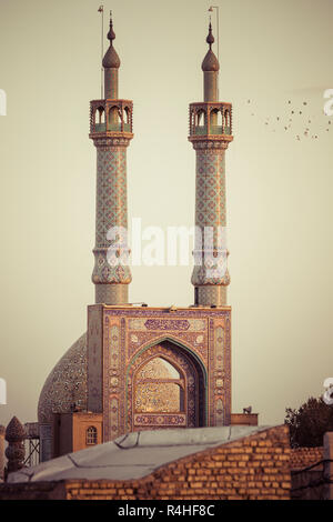 YAZD, Irán - Octubre 07, 2016: la mezquita de Jame de Yazd, en Irán. La mezquita está coronada por un par de minaretes, el más alto de Irán. Foto de stock
