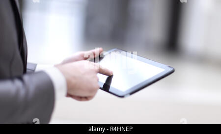 Close-up de empresario utilizando Digital Tablet con Blank Disp