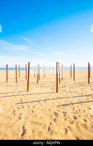Postes en desierta playa, Praia Grande, Armacao de Pera, Algarve, PORTUGAL Foto de stock