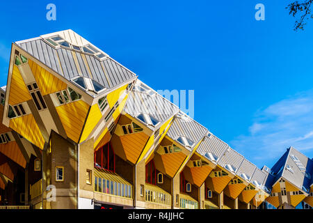 La maravilla arquitectónica de un cubo del complejo de viviendas cerca de la Estación Blaak en el centro de la ciudad de Rotterdam, en los Países Bajos Foto de stock
