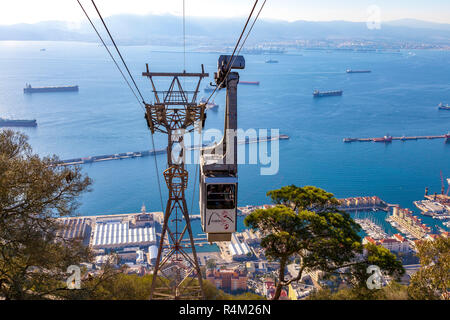 GIBRALTAR, Territorio británico de ultramar - Noviembre 16, 2017: Teleférico de llegar a la cima de la roca de Gibraltar, donde los turistas pueden disfrutar del panoram Foto de stock