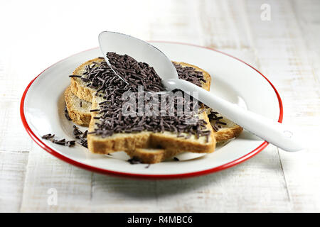 Desayuno holandés, rebanada de pan con chocolate picado hagelslag y bayas  Fotografía de stock - Alamy