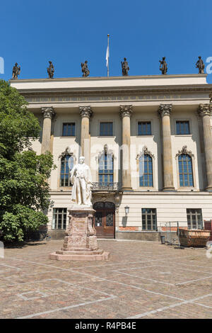 Estatua en frente de la universidad al día soleado en Berlín, Alemania. Foto de stock