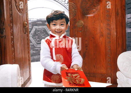 Encantador chico con sobres rojos