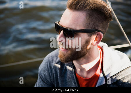 Fotos de Retrato Del Hombre Moda Una Sudadera Con Capucha Gafas Sol -  Imagen de © borjomi88 #537844752