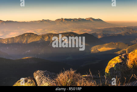 Altas montañas Tatras al Atardecer visto desde el Monte Dumbier en Bajos Tatras, Eslovaquia Foto de stock