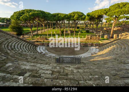 Ostia Antica, en Roma, Italia. panorama del Teatro Imperial Romano Foto de stock