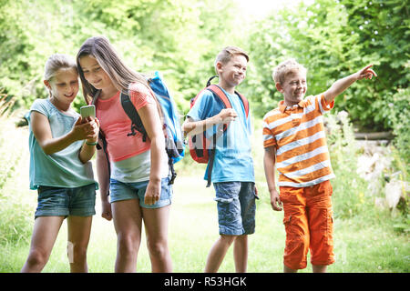 Grupo de niños Geocaching en maderas Foto de stock