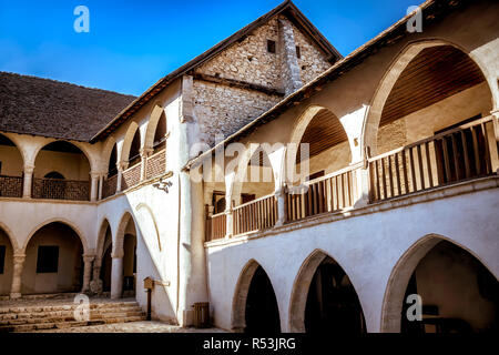 Patio interior del monasterio de Timios Stavros en Omodos village. Distrito de Limassol, Chipre. Foto de stock