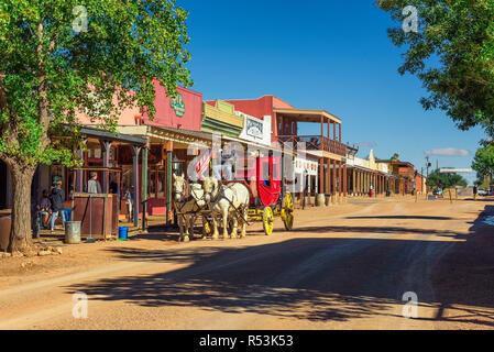 La histórica calle Allen con una diligencia en Tombstone, Arizona
