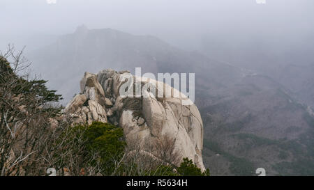 La hermosa vista desde el pico de alta montaña en el Parque Nacional de Seoraksan Ulsanbawi. Corea del Sur Foto de stock