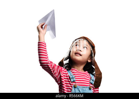 Asia feliz niña jugando con aviones de papel de juguete Foto de stock