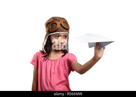 Feliz kid asiática jugando con papel avión de juguete Foto de stock