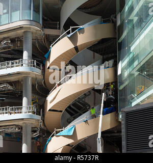 Una escalera de doble hélice, un importante elemento arquitectónico, está instalado en el nuevo edificio de la Universidad Central de UTS en Sydney