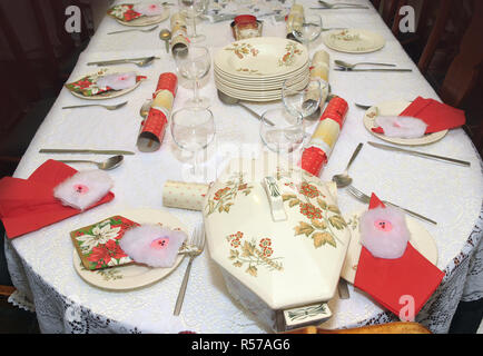 Decoración de Navidad tradicional cena la mesa antes de la comida.