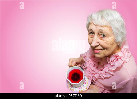 Mujer Senior disfrutando de una taza de té Foto de stock