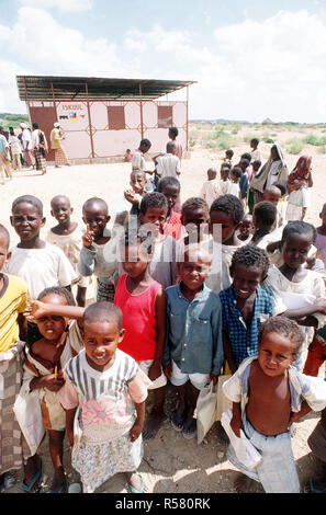 1993 - Los niños se reúnen fuera de una casa escuela en Belet Uen, Somalia, que fue construido por los alemanes para los niños de Belet Uen. Foto de stock