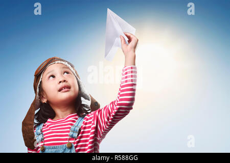 Feliz kid asiáticos con avión de papel juguete divirtiéndose Foto de stock