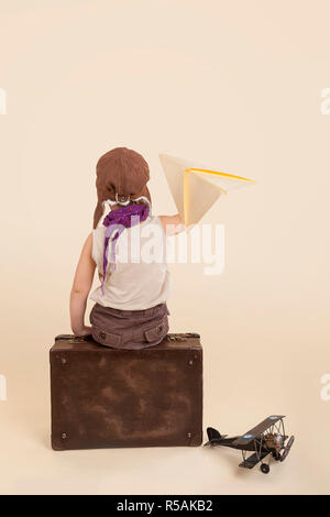Celebración Kid avión de papel. Foto de stock