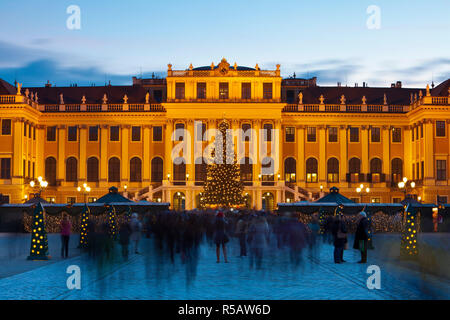 Schonbrunn Palace & Mercado de Navidad iluminado al anochecer, al palacio de Schonbrunn, Viena, Austria