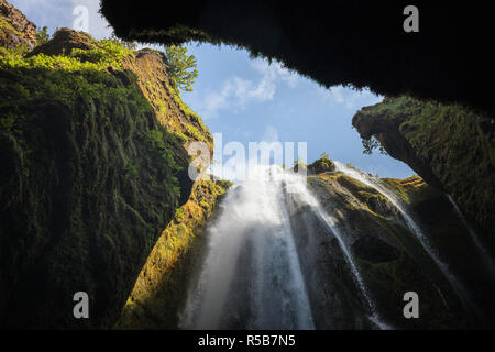Gljúfrabúi cascada dentro de una cueva, al sur de Islandia. Foto de stock
