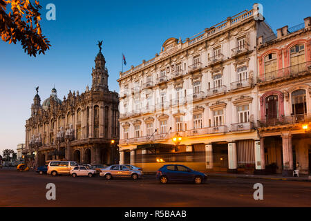 Cuba, La Habana, Ciudad de La Habana Vieja, el área alrededor del Parque Central y el Hotel Inglaterra Foto de stock
