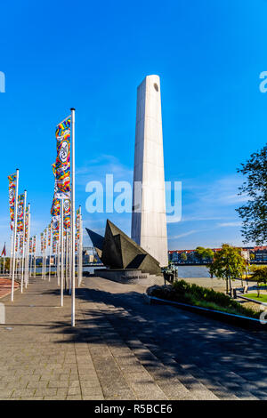 De Boeg (El arco) War Memorial en el río Nieuwe Maas en Rotterdam, en recuerdo de la flota mercante marineros que perecieron en la segunda guerra mundial Foto de stock