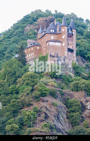 Valle del Río Rin, St. Goarshausen, Alemania. Katz Castillo (siglo XIV) en la ladera de la colina. Foto de stock