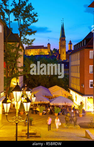 Restaurantes con St. Sebald y Castillo de Nuremberg, en el fondo, Nuremberg, Baviera, Alemania Foto de stock